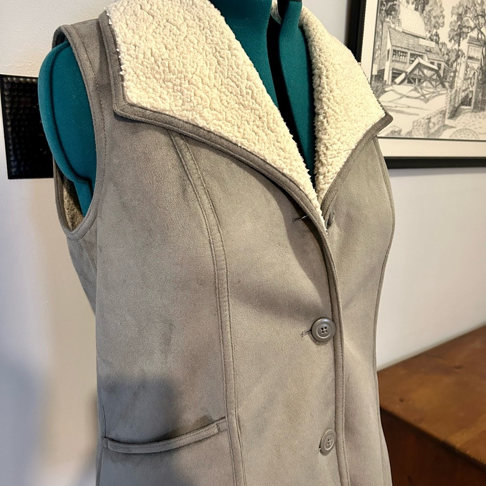 Sherpa Lined Faux Suede Vest Taupe | d&co Button Front Cozy Layering Vest M - Picture 3 of 8